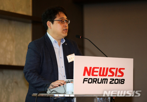 【서울=뉴시스】김선웅 기자 = 13일 오전 서울 중구 플라자호텔에서 뉴시스 창간 17주년을 맞아 '4차 산업혁명과 정부의 제약·바이오 의약품 지원방안'을 주제로 열린 2018 뉴시스 제약·바이오 포럼에서 김대철 식품의약품안전처 바이오생약심사부장이 강연을 하고 있다. 2018.07.13. mangusta@newsis.com