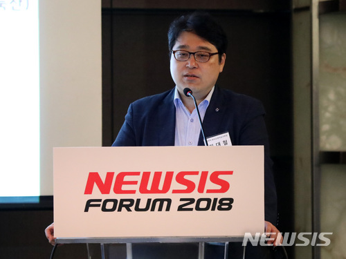【서울=뉴시스】김선웅 기자 = 13일 오전 서울 중구 플라자호텔에서 뉴시스 창간 17주년을 맞아 '4차 산업혁명과 정부의 제약·바이오 의약품 지원방안'을 주제로 열린 2018 뉴시스 제약·바이오 포럼에서 김대철 식품의약품안전처 바이오생약심사부장이 강연을 하고 있다. 2018.07.13. mangusta@newsis.com