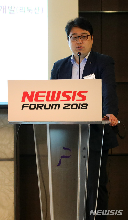 【서울=뉴시스】김선웅 기자 = 13일 오전 서울 중구 플라자호텔에서 뉴시스 창간 17주년을 맞아 '4차 산업혁명과 정부의 제약·바이오 의약품 지원방안'을 주제로 열린 2018 뉴시스 제약·바이오 포럼에서 김대철 식품의약품안전처 바이오생약심사부장이 강연을 하고 있다. 2018.07.13. mangusta@newsis.com