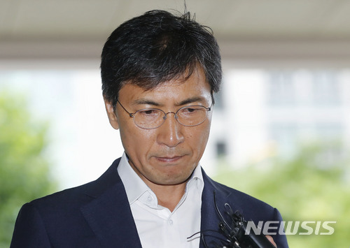 【서울=뉴시스】최동준 기자 = 안희정 전 충남도지사가 13일 오전 서울 마포구 서울서부지방법원에서 열린 5차 공판에 출석하고 있다. 2018.07.13.&nbsp; photocdj@newsis.com