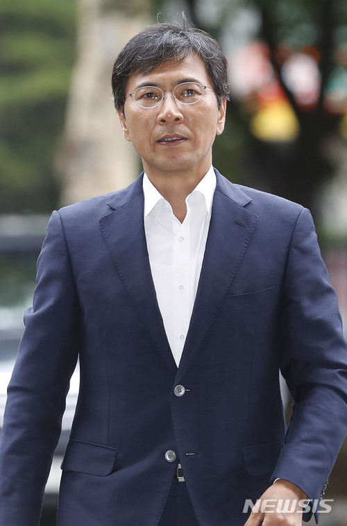 【서울=뉴시스】최동준 기자 = 안희정 전 충남도지사가 13일 오전 서울 마포구 서울서부지방법원에서 열린 5차 공판에 출석하고 있다. 2018.07.13.&nbsp; photocdj@newsis.com