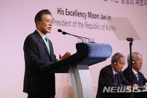 【싱가포르=뉴시스】박진희 기자 = 문재인 대통령이 13일 싱가포르 오차드 호텔에서 싱가포르 동남아연구소(ISEAS : Institute of South East Asian Studies)가 주최하는 ‘싱가포르 렉쳐’에 연사로 초대돼 ‘한국과 아세안 : 동아시아 평화와 번영을 위한 상생의 파트너’를 주제로 연설하고 있다. 싱가포르 렉쳐(Singapore Lecture)는 싱가포르 동남아연구소가 싱가포르 외교부의 후원을 받아 자국을 방문하는 주요 정상급 인사를 초청해 연설을 듣는 세계적 권위의 행사이다. 2018.07.13. pak7130@newsis.com