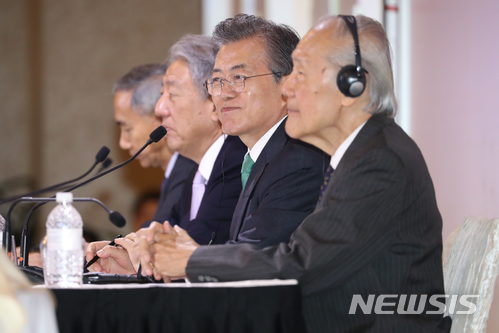 【싱가포르=뉴시스】박진희 기자 = 문재인 대통령이 13일 싱가포르 오차드 호텔에서 싱가포르 동남아연구소(ISEAS : Institute of South East Asian Studies)가 주최하는 ‘싱가포르 렉쳐’에 참석해 미소를 짓고 있다. 이에 앞서 문 대통령은 ‘한국과 아세안 : 동아시아 평화와 번영을 위한 상생의 파트너’를 주제로 연설했다.&nbsp;&nbsp; 싱가포르 렉쳐(Singapore Lecture)는 싱가포르 동남아연구소가 싱가포르 외교부의 후원을 받아 자국을 방문하는 주요 정상급 인사를 초청해 연설을 듣는 세계적 권위의 행사이다. 2018.07.13.&nbsp;&nbsp; pak7130@newsis.com 