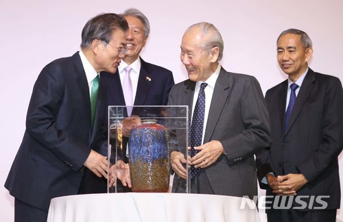 【싱가포르=뉴시스】박진희 기자 = 문재인 대통령이 13일 싱가포르 오차드 호텔에서 싱가포르 동남아연구소(ISEAS : Institute of South East Asian Studies)가 주최하는 ‘싱가포르 렉쳐’에 연사로 초대돼 ‘한국과 아세안 : 동아시아 평화와 번영을 위한 상생의 파트너’를 주제로 연설을 마치고 왕 궁우 연구소 이사장으로부터 선물을 받고 있다.&nbsp; 싱가포르 렉쳐(Singapore Lecture)는 싱가포르 동남아연구소가 싱가포르 외교부의 후원을 받아 자국을 방문하는 주요 정상급 인사를 초청해 연설을 듣는 세계적 권위의 행사이다. 2018.07.13.&nbsp; pak7130@newsis.com 