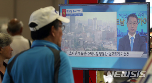 【서울=뉴시스】임태훈 기자 = 13일 오후 서울 강남구 코엑스에서 열린 2018 부동산 엑스포를 찾은 관람객들이 베트남 부동산 부스를 살펴보고 있다. 2018.07.13.&nbsp; taehoonlim@newsis.com