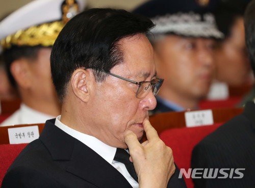 【서울=뉴시스】사진공동취재단 = 13일 서울 동작구 국립서울현충원 현충관에서 열린 '한미 6.25전사자 유해 상호봉환 행사'에서 송영무 국방부 장관이 추모 행사를 관람하고 있다. 2018.07.13.&nbsp; photo@newsis.com