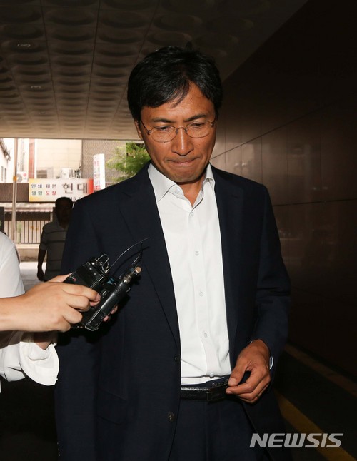 【서울=뉴시스】최동준 기자 = 수행비서 성폭력 의혹으로 재판중인 안희정 전 충남지사가 13일 오후 서울 마포구 서부지검에서 열린 5차 공판에서 점심시간 휴정을 마치고 법정으로 향하고 있다. 2018.07.13.&nbsp; photo@newsis.com