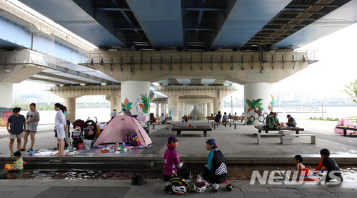 【서울=뉴시스】김선웅 기자 = 무더위가 지속된 13일 오후 서울 여의도 마포대교 아래 한강공원에서 시민들이 더위를 피하고 있다. 2018.07.13.  mangusta@newsis.com