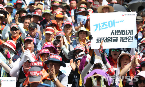 【세종=뉴시스】강종민 기자 = 2019년 최저임금을 결정하는 최임위 전원회의가 열리는 정부세종청사 고용노동부 앞에서 13일 오후 한국노총이 온전한 최저임금 1만원 쟁취를 위한 결의대회를 열고 최저임금 1만원을 외치고 있다. 2018.07.13.&nbsp;&nbsp; ppkjm@newsis.com