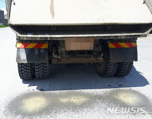 【전주=뉴시스】 김얼 기자 = 전북 전주시 덕진구 도도동 전주항공대대 이전이 한창인 13일 항공대 활주로 공사를 위해 콘크리트 배합물을 옮기는 덤프트럭에서 잔류물들이 흘러내려 전주 시내 곳곳에 뿌려져 있다. 2018.07.13pmkeul@newsis.com