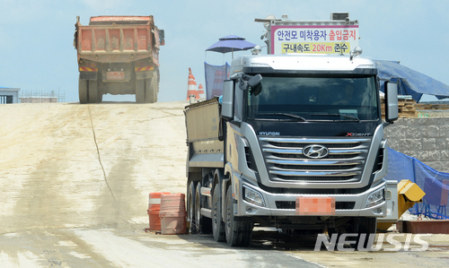 【전주=뉴시스】 김얼 기자 = 전북 전주시 덕진구 도도동 전주항공대대 이전이 한창인 13일 항공대 공사장 출구에 덤프트럭 바퀴 세륜시설이 짧아 흙,먼지가 모두 씻겨져 나가지 않고 있다. 2018.07.13pmkeul@newsis.com
