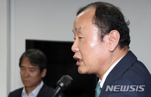 【서울=뉴시스】최진석 기자 = 박상융 특검보(오른쪽)가 지난 13일 오후 서울 서초구 허익범 특별검사팀 브리핑실에서 드루킹 수사 상황 브리핑을 하고 있다. 왼쪽은 김대호 특검보. 2018.07.13.myjs@newsis.com