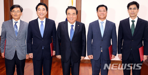 【서울=뉴시스】박영태 기자 = 문희상 국회의장이 13일 오후 서울 영등포구 여의도 국회 의장실에서 신임 의장비서실장·정무수석비서관·정책수석비서관·국회대변인에 임명장을 준 후 기념촬영을 하고 있다. 왼쪽부터 이계성 대변인, 박수현 의장비서실장, 문희상 의장, 이기우 정무수석비서관, 윤창환 정책수석비서관. 2018.07.13.since1999@newsis.com