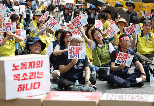 【서울=뉴시스】조성봉 기자 = 13일 오후 서울 종로구 청와대 사랑채 앞에서 열린 최저임금개악 폐기, 임금개악 저지 민주노총 결의대회에서 김명환(오른쪽) 민주노총 위원장을 비롯한 참가자들이 '최저임금삭감법 폐기' 손피켓을 들고 구호를 외치고 있다. 2018.07.13.suncho21@newsis.com