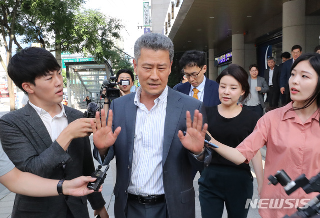 【서울=뉴시스】전진환 기자 = 최저임금위원회가 정부세종청사에서 내년 최저임금 결정을 위한 막바지 심의에 나선 13일 회의에 불참한 사용자위원들이 서울 마포구 경총회관에서 별도로 회의를 가졌다. 회의에 참석중인 이재원 중기중앙회 인력지원본부장이 저녁식사를 위해 경총회관을 나와 기자들의 질문에 말 없이 이동하고 있다. 2018.07.13. amin2@newsis.com