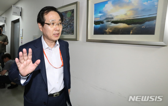 【세종=뉴시스】강종민 기자 = 13일 밤 정부세종청사에서 속개된 최저임금위원회 전원회의가 또다시 정회되자 류장수 위원장이 무거운 발걸음을 옮기고 있다. 2018.07.13.&nbsp;&nbsp; ppkjm@newsis.com