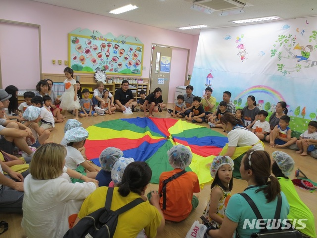 【창원=뉴시스】 홍정명 기자 = 14일 경남 창원시 진해구 지역거점유치원인 진해유치원이 마련한 '학부모와 함께하는 창의·인성교육 체험'에 참여한 원생과 학부모들이 체험 활동을 하고 있다.2018.07.14.(사진=진해유치원 제공) photo@newsis.com