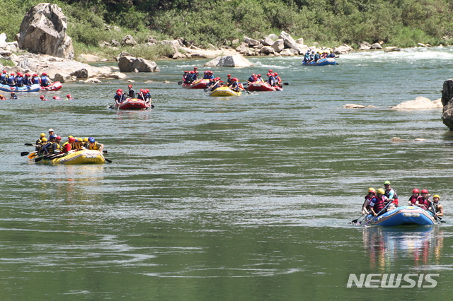 【인제=뉴시스】한윤식 기자 = 전국적으로 찜통더위가 기승을 부리는 14일 오후 강원 인제 내린천을 찾은 동호인들이 급류를 타며 더위를 식히고 있다. 2018.07.14. ysh@newsis.com
