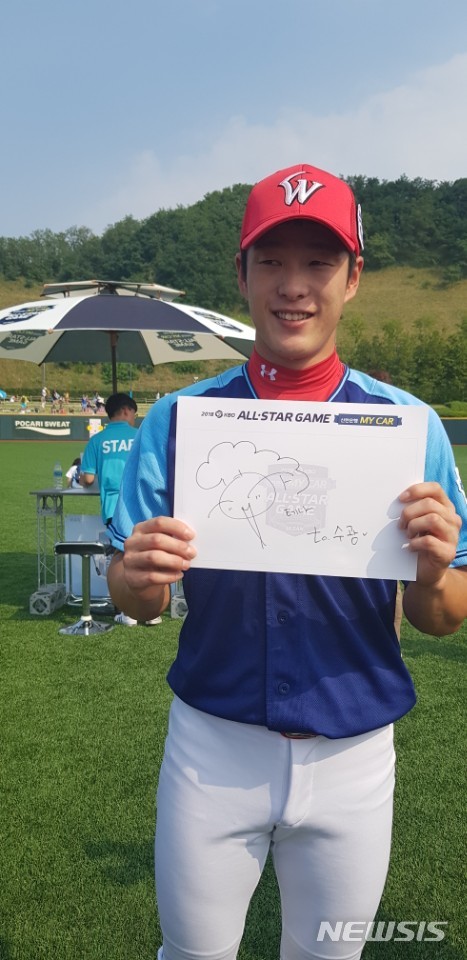【울산=뉴시스】 김희준 기자 = 14일 울산 문수야구장에서 열린 프로야구 올스타전을 앞두고 사인지를 들고 있는 SK 와이번스 노수광. 2018.07.13. jinxijun@newsis.com