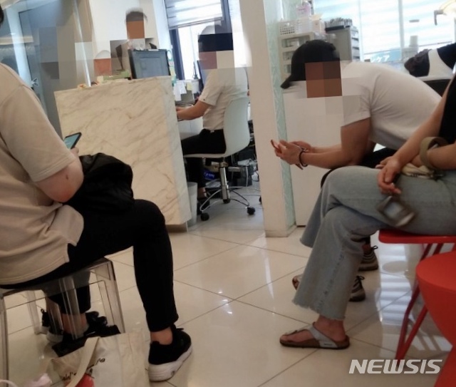 【서울=뉴시스】 압구정 A치과에 치료를 기다리고 있는 피해자들. 피해자는 치료받으려면 2~3시간을 기다려야 한다며 고통을 호소하고 있다. (출처 = 온라인 커뮤니티)