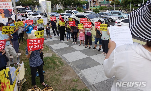 【제주=뉴시스】배상철 기자 = 14일 오후 제주시 노형로터리에서 제주난민대책도민연대를 비롯해 예멘 난민 수용을 반대하는 단체들이 집회를 열어 무사증 제도 폐지 및 난민법 개정 등을 촉구했다. 2018.07.14. bsc@newsis.com