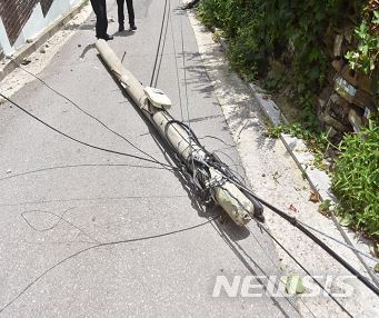 【서울=뉴시스】심동준 기자 = 14일 오전 11시37분께 서울 노원구 상계동에서 차량이 전봇대에 부딪치는 사고가 발생해 2명이 다쳤다. 2018.07.14 (사진 = 노원소방서 제공) s.won@newsis.com