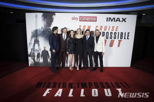 런던 프리미어. 왼쪽부터 헨리 카빌, 프레더릭 슈미트, 레베카 퍼거슨, 바네사 커비, 톰 크루즈, 사이먼 페그