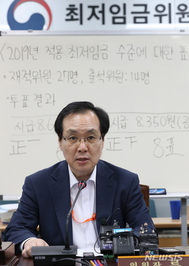 【세종=뉴시스】강종민 기자 = 류장수 최저임금위원장이 14일 새벽 정부세종청사에서 2019년 최저임금 의결 브리핑을 하고 있다.&nbsp; 이날 열린 회의에서 2019년 최저임금은 8350원으로 의결됐다. 2018.07.14.&nbsp;&nbsp; ppkjm@newsis.com