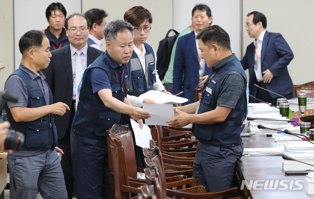 【세종=뉴시스】강종민 기자 = 14일 새벽 정부세종청사에서 2019년 최저임금 의결을 마친 뒤 근로자위원들이 바쁘게 움직이고 있다.&nbsp; 이날 열린 회의에서 2019년 최저임금은 8350원으로 의결됐다. 2018.07.14.&nbsp;&nbsp; ppkjm@newsis.com
