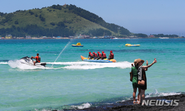 【제주=뉴시스】우장호 기자 = 폭염주의보가 내려진 14일 오후 제주시 한림읍 협재해수욕장에 물놀이객들이 찾아와 해양레포츠를 즐기며 더위를 피하고 있다. 2018.07.14. woo1223@newsis.com