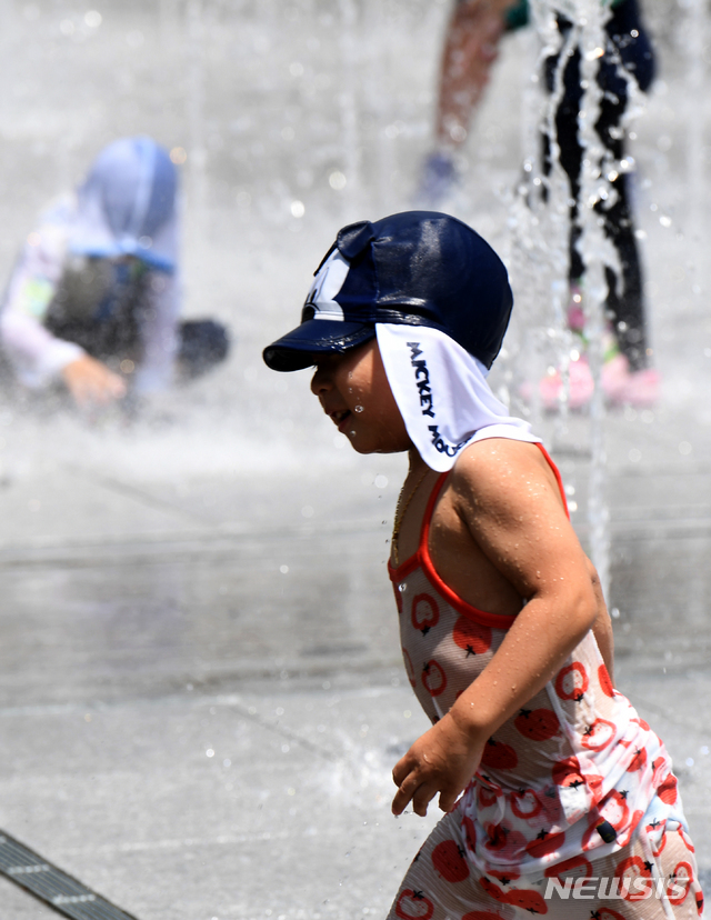 【김해=뉴시스】차용현 기자 = 전국 곳곳에 폭염경보가 내려진 14일 오후 경남 김해시 내외동 한 분수에서 어린이들이 물놀이를 하며 더위를 식히고 있다. 2018.07.14. con@newsis.com