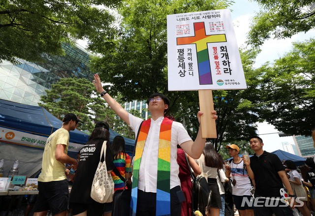 【서울=뉴시스】김선웅 기자 = 14일 서울 중구 서울광장에서 성소수자 최대 행사인 제19회 서울퀴어문화축제에서 진보 기독교 단체 참가자가 피켓을 들고 혐오를 멈출 것을 촉구하고 있다. 2018.07.14. mangusta@newsis.com