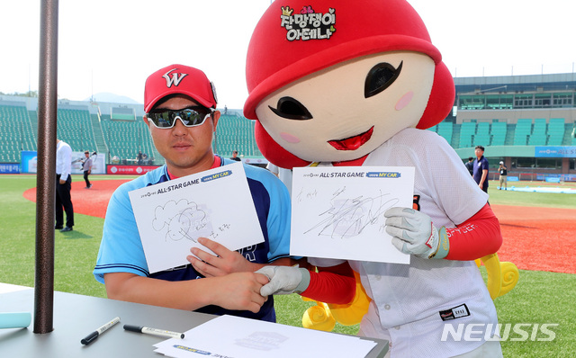 【울산=뉴시스】이영환 기자 = 14일 오후 울산 남구 문수야구장에서 2018 KBO리그 올스타전을 앞두고 열린 팬사인회에서 SK 최정이 포즈를 취하고 있다. 2018.07.14. 20hwan@newsis.com
