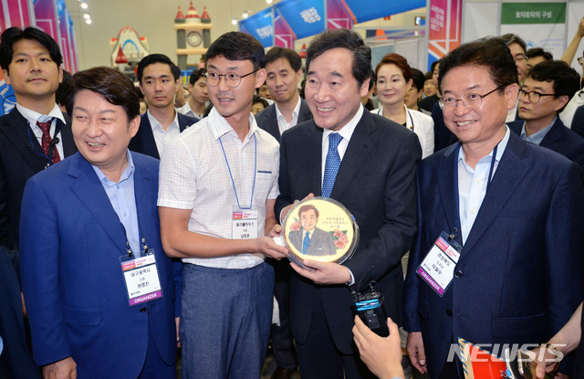 【대구=뉴시스】우종록 기자 = 이낙연 국무총리가 14일 오후 대구시 북구 산격동 엑스코에서 열린 ‘2018 사회적경제 박람회 기념행사’를 마친 뒤 주요 참석자들과 박람회 현장 부스를 둘러보고 있다. 2018.07.14. wjr@newsis.com