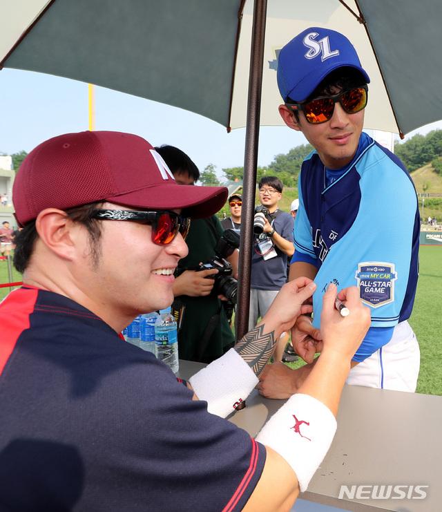 【울산=뉴시스】이영환 기자 = 14일 오후 울산 남구 문수야구장에서 2018 KBO리그 올스타전을 앞두고 열린 팬사인회에서 삼성 구자욱이 넥센 박병호에게 사인을 받고 있다. 2018.07.14. 20hwan@newsis.com