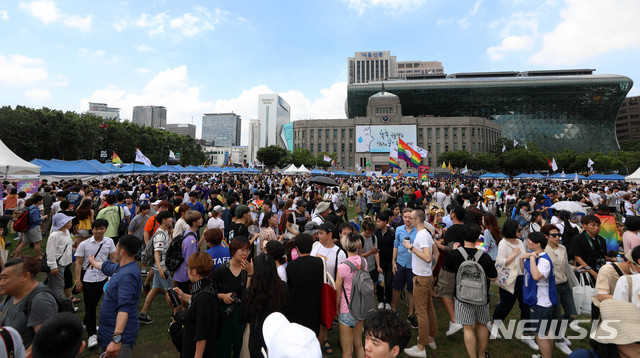 【서울=뉴시스】김선웅 기자 = 14일 서울 중구 서울광장에서 성소수자 최대 행사인 제19회 서울퀴어문화축제에서 참가자들이 축제를 즐기고 있다. 2018.07.14.  mangusta@newsis.com