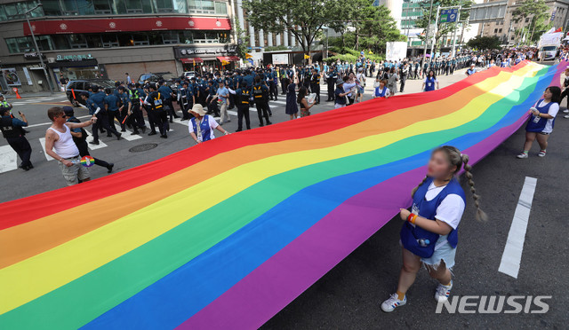 【서울=뉴시스】김선웅 기자 = 지난해 7월14일 서울 중구 서울광장에서 열린 제19회 서울퀴어문화축제에서 참가자들이 도심을 행진하고 있다. 2018.07.14.&nbsp; mangusta@newsis.com