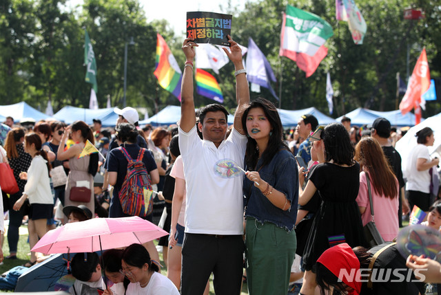 【서울=뉴시스】김선웅 기자 = 14일 서울 중구 서울광장에서 열린 성소수자 최대 행사인 제19회 서울퀴어문화축제에서 참가자들이 축제를 즐기고 있다. 2018.07.14. mangusta@newsis.com