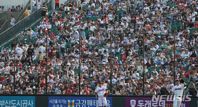 【울산=뉴시스】이영환 기자 = 14일 오후 울산 남구 문수야구장에서 열린 2018 KBO리그 올스타전 나눔올스타와 드림올스타의 경기, 많은 야구팬들이 경기를 관람하고 있다. 2018.07.14. 20hwan@newsis.com