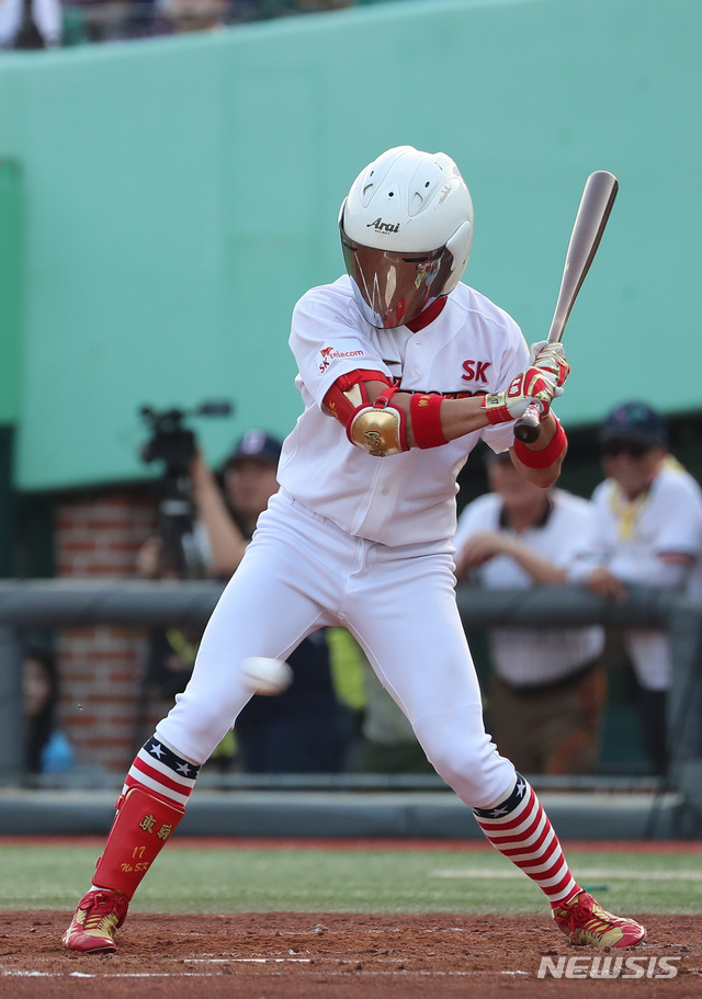 【울산=뉴시스】이영환 기자 = 14일 오후 울산 남구 문수야구장에서 열린 2018 KBO리그 올스타전 나눔올스타와 드림올스타의 경기, 2회말 2사 2루에서 드림올스타 노수광이 오토바이 헬멧을 착용하고 타석에 들어서 있다. 2018.07.14.&nbsp; 20hwan@newsis.com