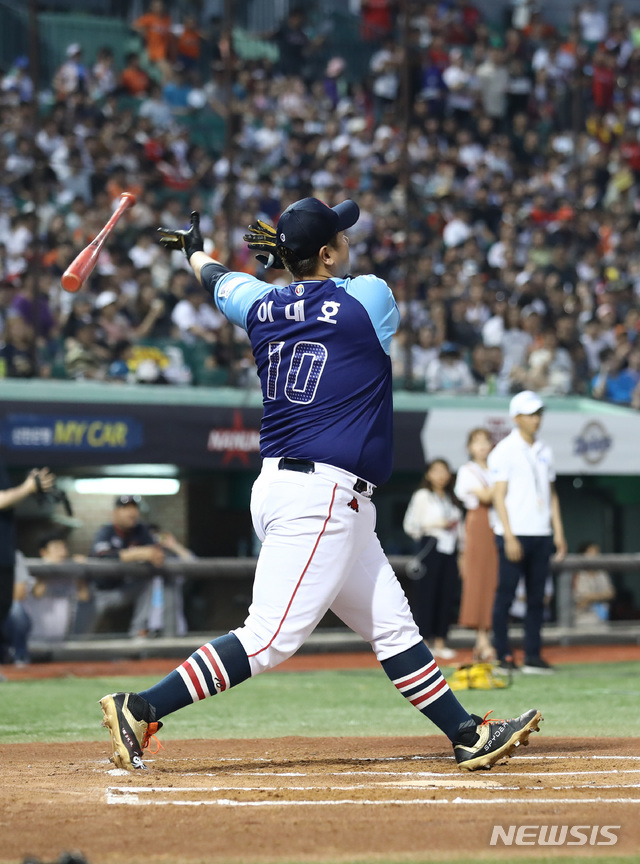 【울산=뉴시스】이영환 기자 = 14일 오후 울산 남구 문수야구장에서 열린 2018 KBO리그 올스타전 나눔올스타와 드림올스타의 경기, 인터파크 홈런레이스 결승전에서 롯데 이대호가 스윙을 하고 있다. 2018.07.14. 20hwan@newsis.com