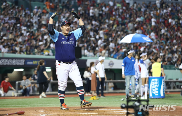 【울산=뉴시스】이영환 기자 = 14일 오후 울산 남구 문수야구장에서 열린 2018 KBO리그 올스타전 나눔올스타와 드림올스타의 경기, 인터파크 홈런레이스 결승전에서 한화 호잉을 제치고 우승을 차지한 롯데 이대호가 기뻐하고 있다. 2018.07.14.&nbsp; 20hwan@newsis.com