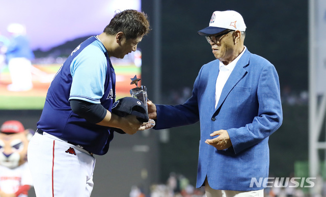 【울산=뉴시스】이영환 기자 = 14일 오후 울산 남구 문수야구장에서 열린 2018 KBO리그 올스타전 나눔올스타와 드림올스타의 경기, 인터파크 홈런레이스 결승전에서 한화 호잉을 제치고 우승을 차지한 롯데 이대호가 트로피를 받고 있다. 2018.07.14.&nbsp; 20hwan@newsis.com