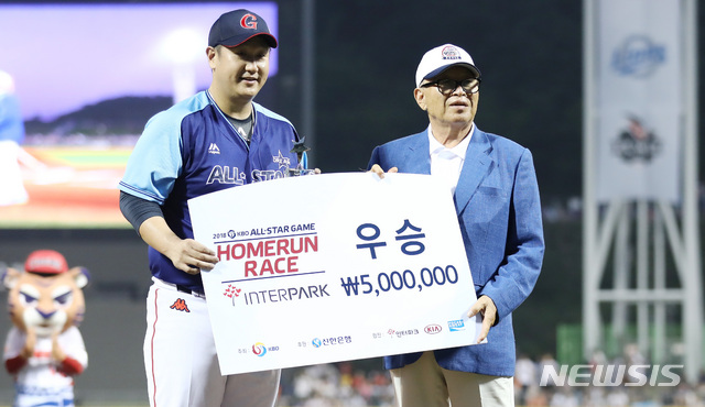 【울산=뉴시스】이영환 기자 = 14일 오후 울산 남구 문수야구장에서 열린 2018 KBO리그 올스타전 나눔올스타와 드림올스타의 경기, 인터파크 홈런레이스 결승전에서 한화 호잉을 제치고 우승을 차지한 롯데 이대호가 기념촬영을 하고 있다. 2018.07.14. 20hwan@newsis.com