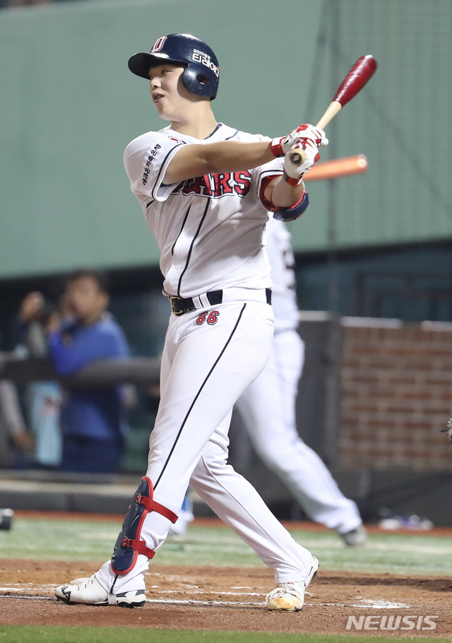 【울산=뉴시스】이영환 기자 = 14일 오후 울산 남구 문수야구장에서 열린 2018 KBO리그 올스타전 나눔올스타와 드림올스타의 경기, 6회말 무사 2루에서 드림올스타 박치국이 스윙을 하고 있다. 2018.07.14. 20hwan@newsis.com