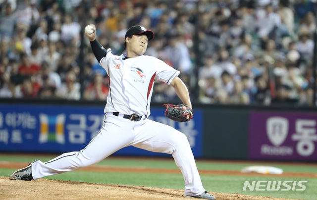 【울산=뉴시스】이영환 기자 = 14일 오후 울산 남구 문수야구장에서 열린 2018 KBO리그 올스타전 나눔올스타와 드림올스타의 경기, 6회초 드림올스타 강백호가 마운드에 올라 공을 뿌리고 있다. 2018.07.14.&nbsp; 20hwan@newsis.com