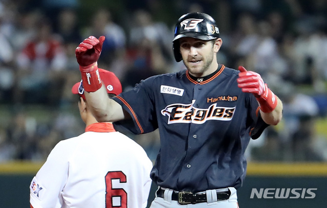 【울산=뉴시스】이영환 기자 = 14일 오후 울산 남구 문수야구장에서 열린 2018 KBO리그 올스타전 나눔올스타와 드림올스타의 경기, 나눔올스타 호잉이 7회초 1사 2루에서 1타점 2루타를 날리고 기뻐하고 있다. 2018.07.14. 20hwan@newsis.com