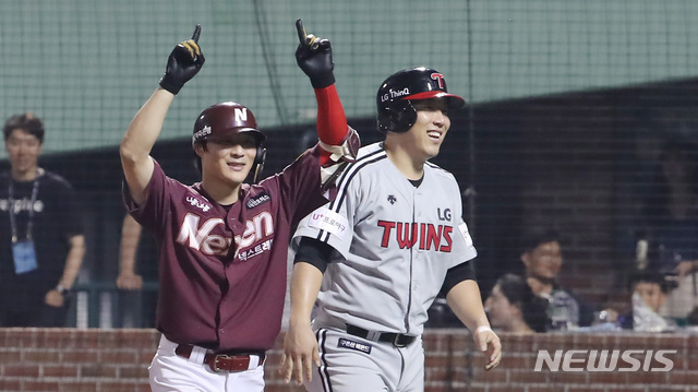 【울산=뉴시스】이영환 기자 = 14일 오후 울산 남구 문수야구장에서 열린 2018 KBO리그 올스타전 나눔올스타와 드림올스타의 경기, 8회초 2사 1,2루에서 나눔올스타 김하성이 좌익수 뒤 스리런 홈런을 날리고 기뻐하고 있다. 2018.07.14. 20hwan@newsis.com