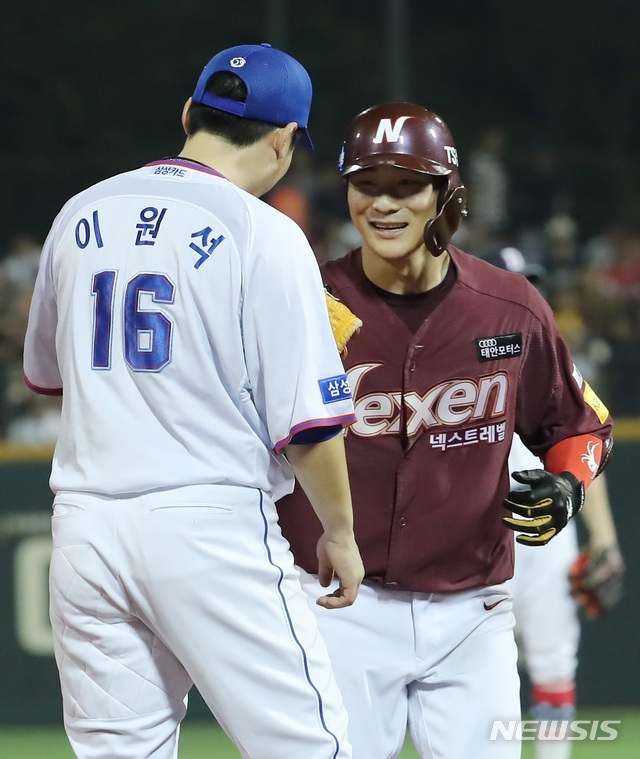 【울산=뉴시스】이영환 기자 = 14일 오후 울산 남구 문수야구장에서 열린 2018 KBO리그 올스타전 나눔올스타와 드림올스타의 경기, 8회초 2사 1,2루에서 나눔올스타 김하성이 좌익수 뒤 스리런 홈런을 날리고 베이스를 돌고 있다. 2018.07.14. 20hwan@newsis.com