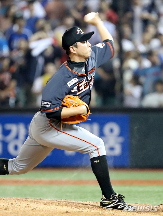 【울산=뉴시스】이영환 기자 = 14일 오후 울산 남구 문수야구장에서 열린 2018 KBO리그 올스타전 나눔올스타와 드림올스타의 경기, 9회말 마운드에 오른 나눔올스타 정우람이 공을 뿌리고 있다. 2018.07.14. 20hwan@newsis.com